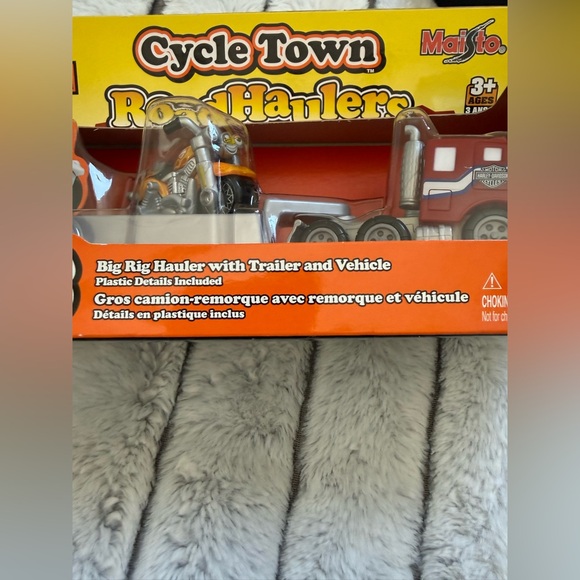 Maisto Harley-Davidson Road Haulers Toy Set - Red and Silver - Picture 7 of 7